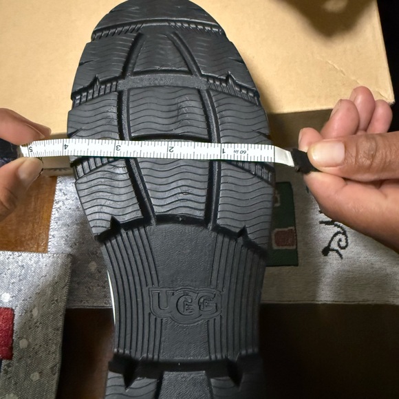 UGG women Droplet boots size 9 new box damage and light spots at the boots.. - Picture 4 of 15